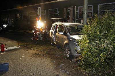 Dampflock rammt Pkw - Person im Pkw eingeklemmt in Ettlingen